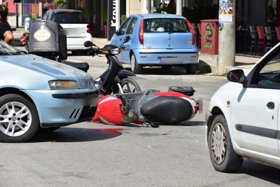 Σύγκρουση αυτοκινήτου με μηχανάκι στο Ναύπλιο