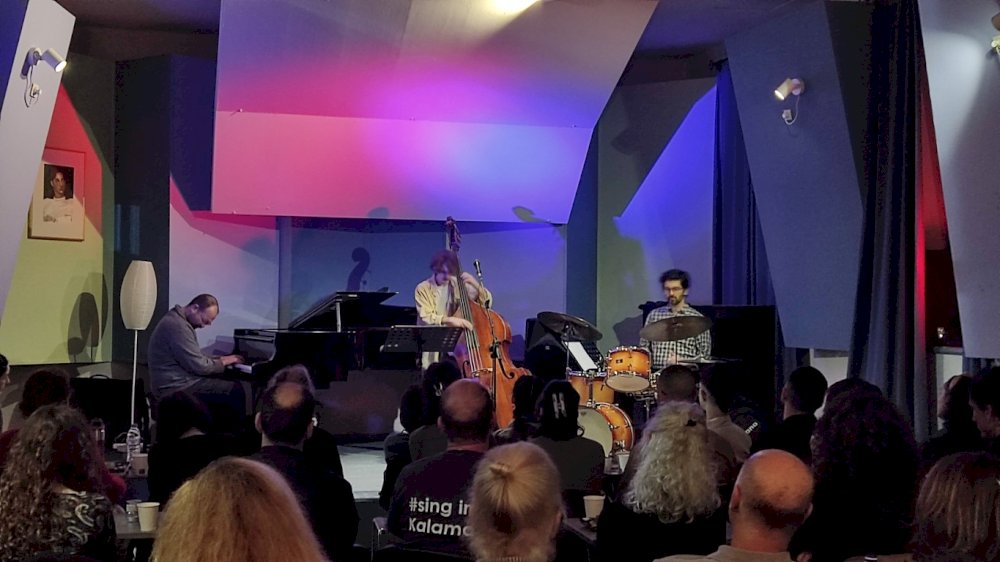 aksechasti-vradia-me-jazz-mousiki-sto-dimotiko-odeio