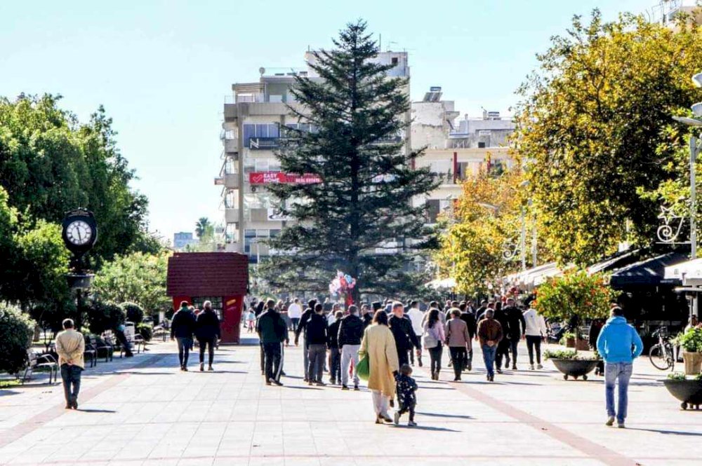 christougenniatikos-stolismos-stin-kalamata-–-entyposiako-to-elato-stin-kentriki-plateia