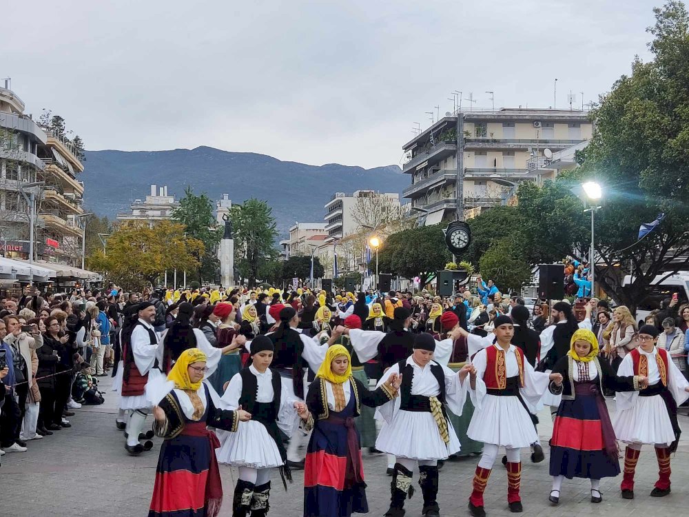 kalamatiane-mou-aera-–-ksechoristo-to-etisio-choreftiko-antamoma-stin-kentriki-plateia-kalamatas