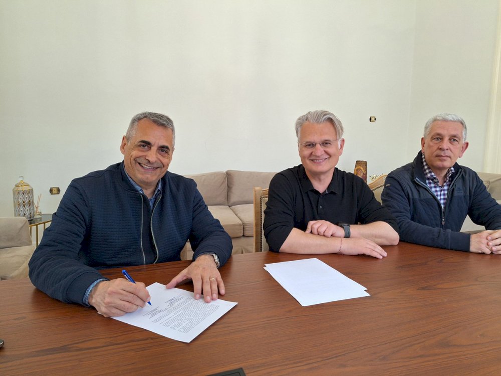 ypografi-programmatikis-symvasis-gia-ton-fotismo-tou-enosiakou-gipedou-eps-arkadias-sti-nestani