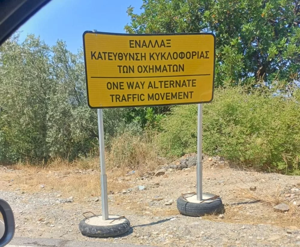 metra-asfaleias-ston-dromo-tyrou-–-leonidiou-/-synechis-simansi-kai-foteinos-simatodotis-gia-omali-kykloforia