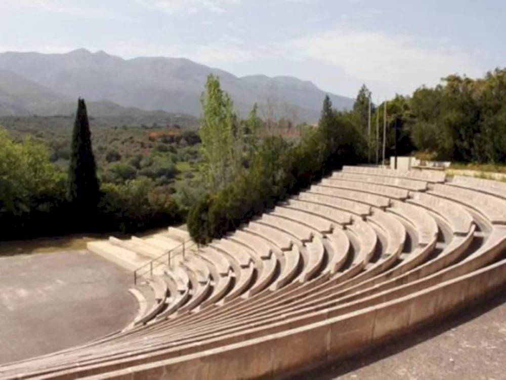 me-syndiorganotria-tin-perifereia-peloponnisou-i-theatriki-parastasi-dafnes-kai-pikrodafnes-sto-sainopouleio-amfitheatro