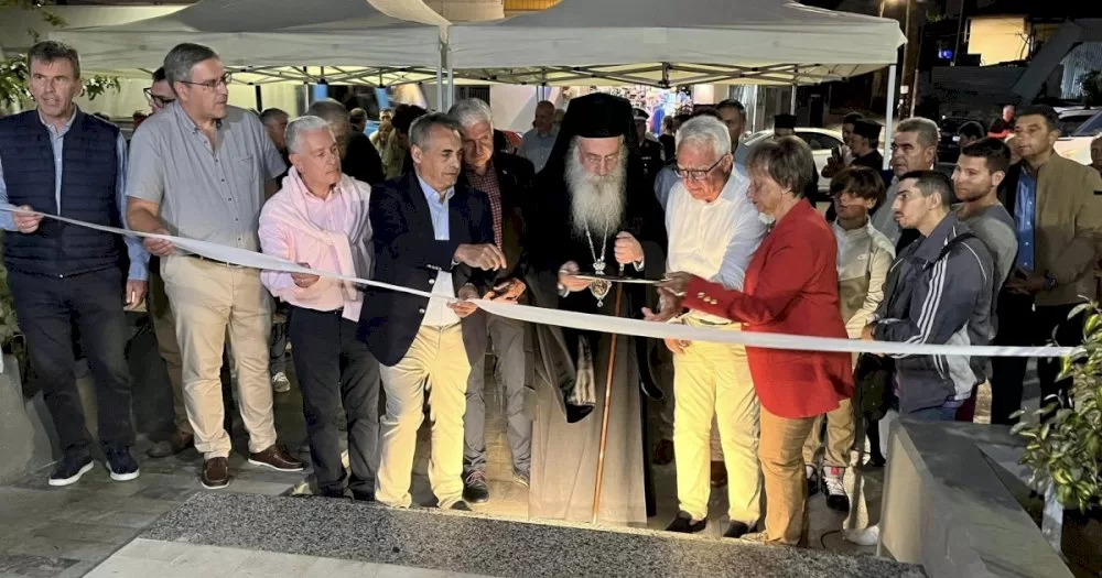 kostas-tzioumis:-kosmima-i-plateia-agias-varvaras,-oi-dimotes-tin-agkaliasan-apo-tin-proti-stigmi