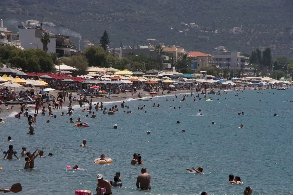 kathara-nera-kolymvisis-stin-kalamata-kai-ton-septemvrio