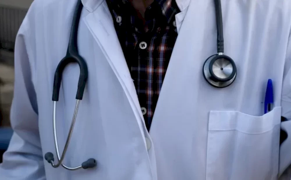 gronthokopise-giatro-pou-pige-na-tou-paraschei-tis-protes-voitheies-–-plousio-to-parelthon-tou