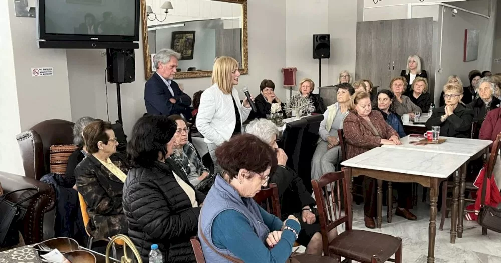 o-dimos-tripolis-steketai-diarkos-dipla-stous-anthropous-tis-tritis-ilikias-kai-stis-evalotes-koinonikes-omades