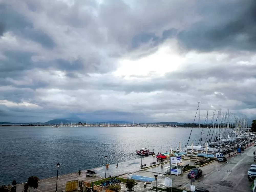 erchetai-diplo-kyma-kakokairias-me-ischyres-vroches-kai-ptosi-thermokrasias-–-oi-kokkines-perioches