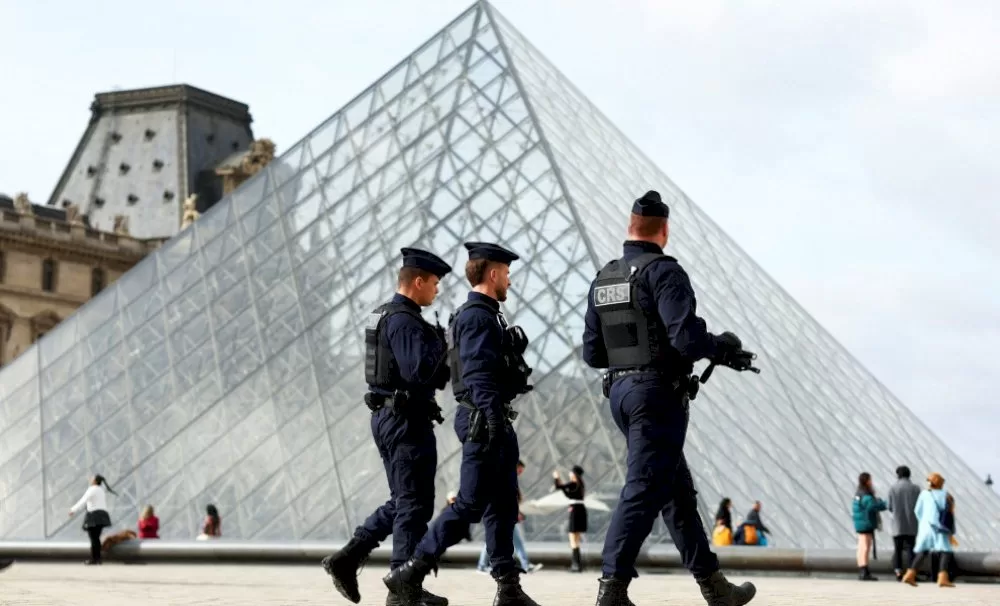 louvro:-paradechthikan-tin-emploki-tous-stin-klopi-oi-dyo-syllifthentes-kai-profylakistikan