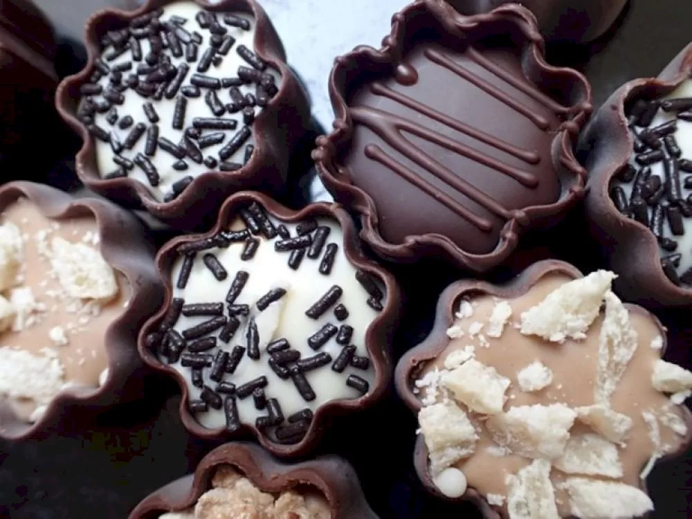 eortologio:-poioi-giortazoun-simera-6-noemvriou