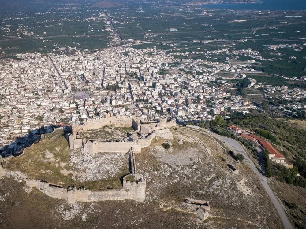 i-perifereia-peloponnisou-prochora-stin-orimansi-trion-emvlimatikon-ergon-se-argos-kai-kalamata