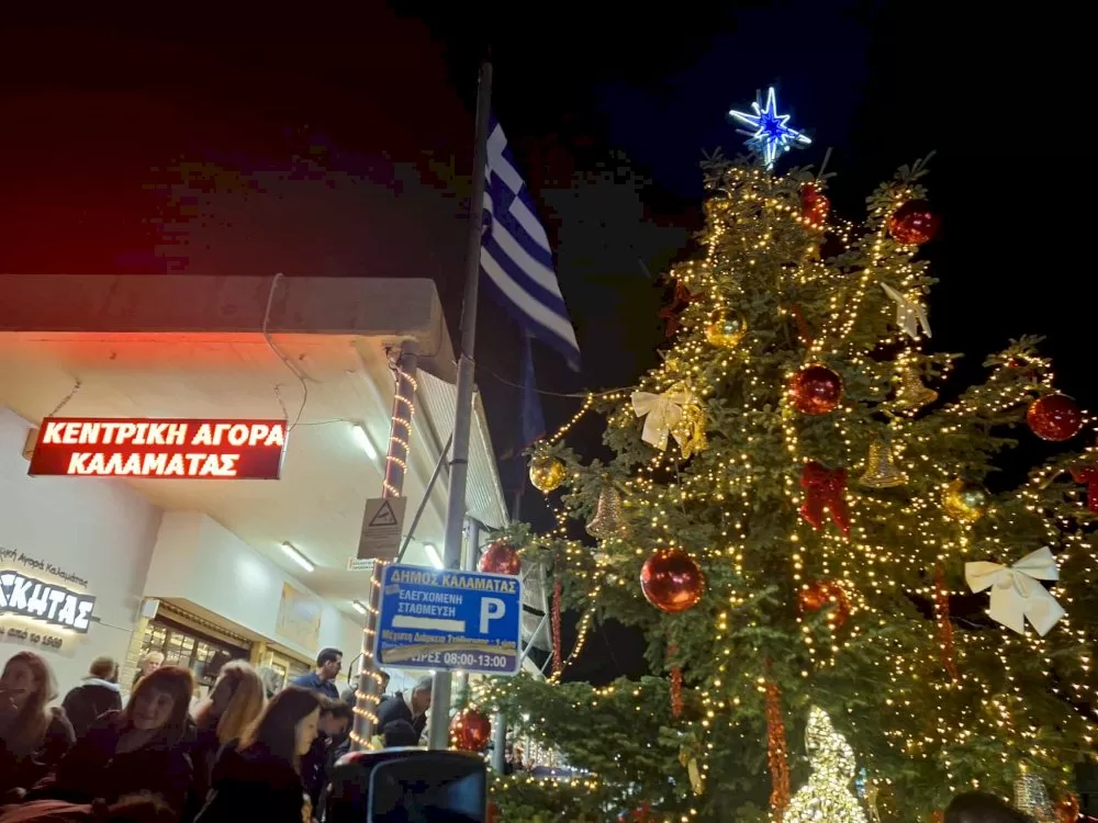 fotagogithike-to-christougenniatiko-dentro-stin-kentriki-agora-kalamatas