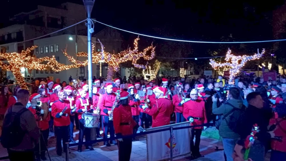 sti-katamesti-apo-kosmo-plateia-eleftherias-sto-kiato-pragmatopoiithike-i-fotagogisi-tou-christougenniatikou-dentrou-to-savvato-29-noemvriou-2025.