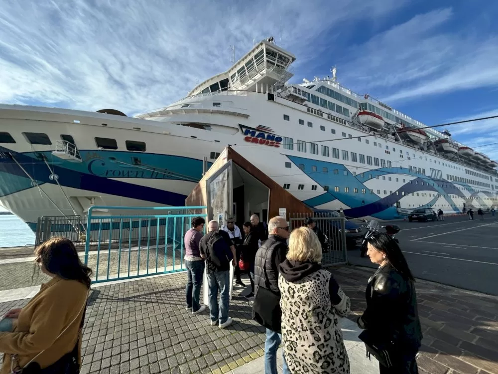 to-krouazieroploio-crown-iris-stin-kalamata-simera,-2-dekemvriou-2025