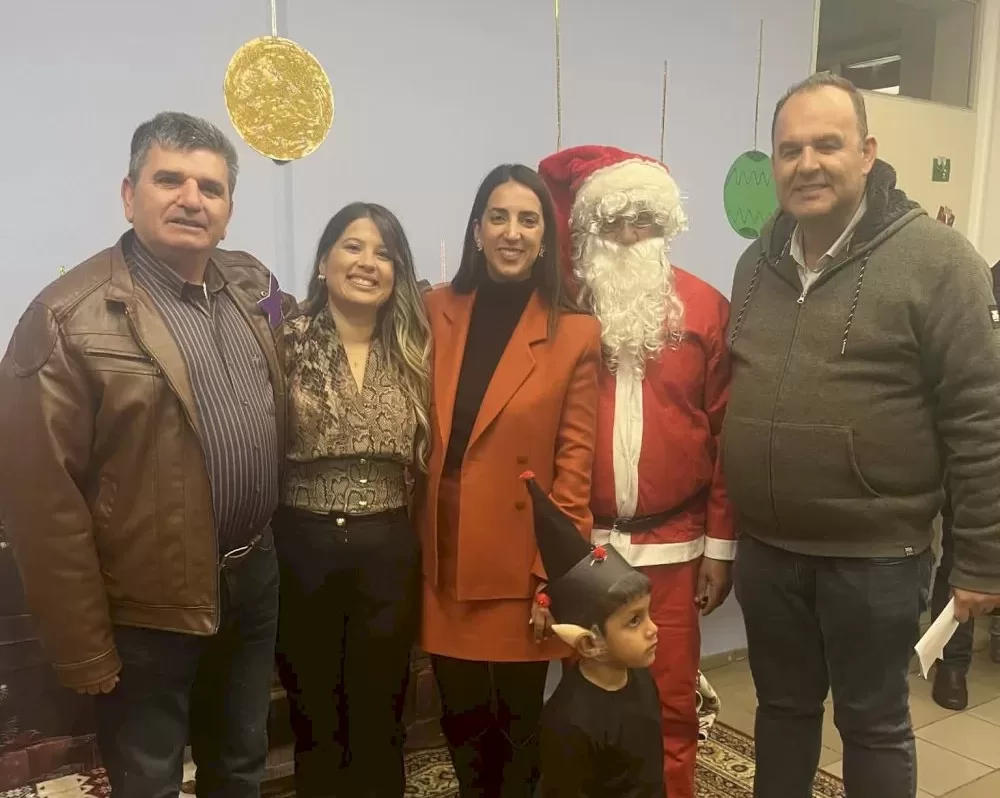 giortines-stigmes-kai-paidika-chamogela-sti-christougenniatiki-ekdilosi-tou-nipiagogeiou-kai-dimotikou-scholeiou-neochoriou