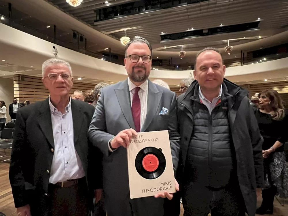 i-parousia-tou-dimarchou-gortynias-kai-anapliroti-proedrou-tou-mouseiou-mikis-theodorakis-–-zatouna-stin-episimi-parousiasi-tou-syllektikou-tomou-mikis-theodorakis-100-sto-megaro-mousikis-athinon