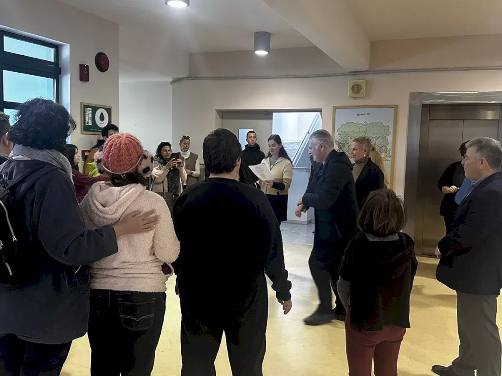 christougenniatikes-efches-kai-chamogela-sto-1o-eidiko-dimotiko-scholeio-kalamatas-gia-ton-perifereiarchi-peloponnisou