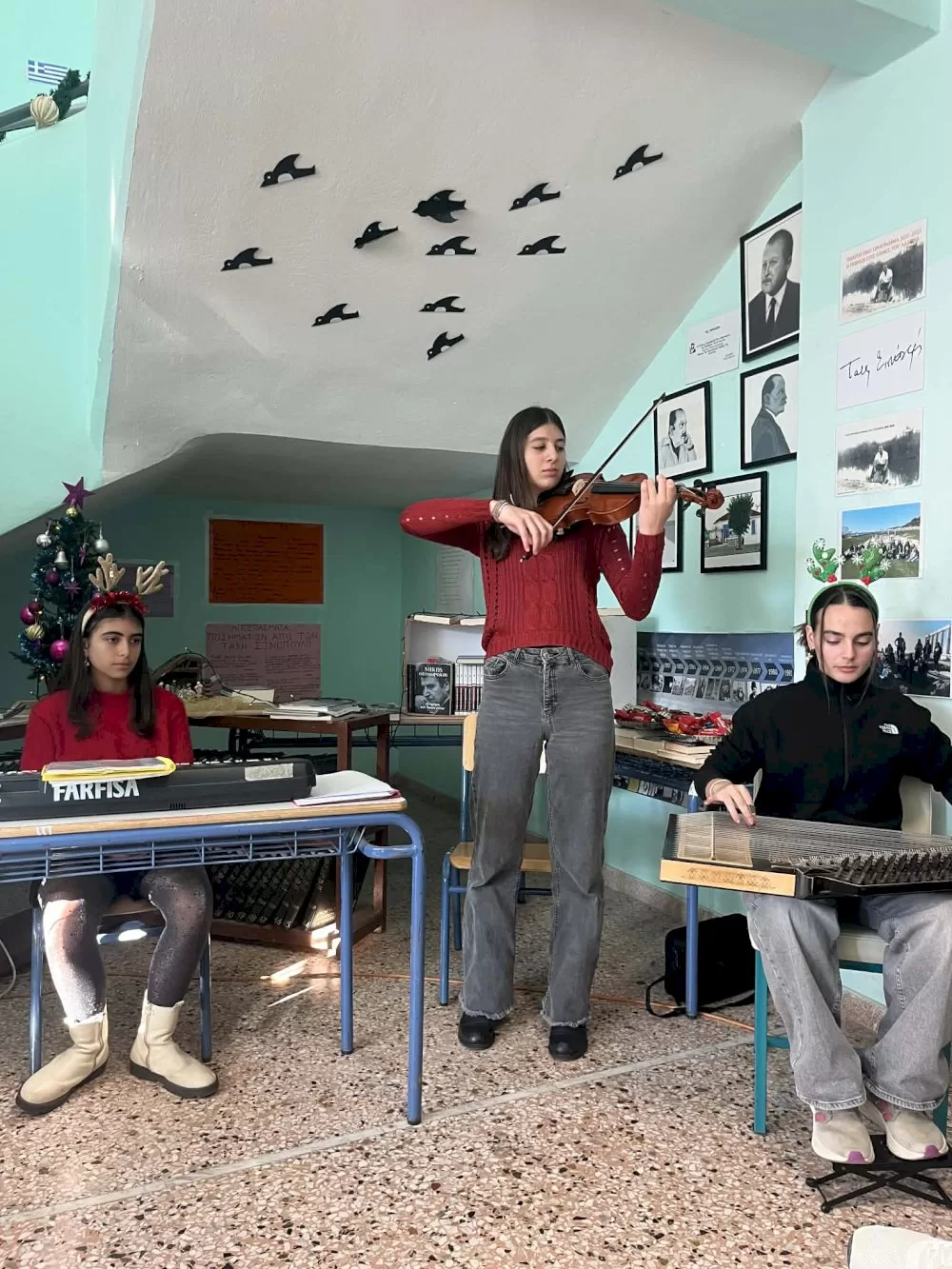 sygkinitiki-i-christougenniatiki-eorti-tou-gymnasiou-kai-lykeiou-tropaion