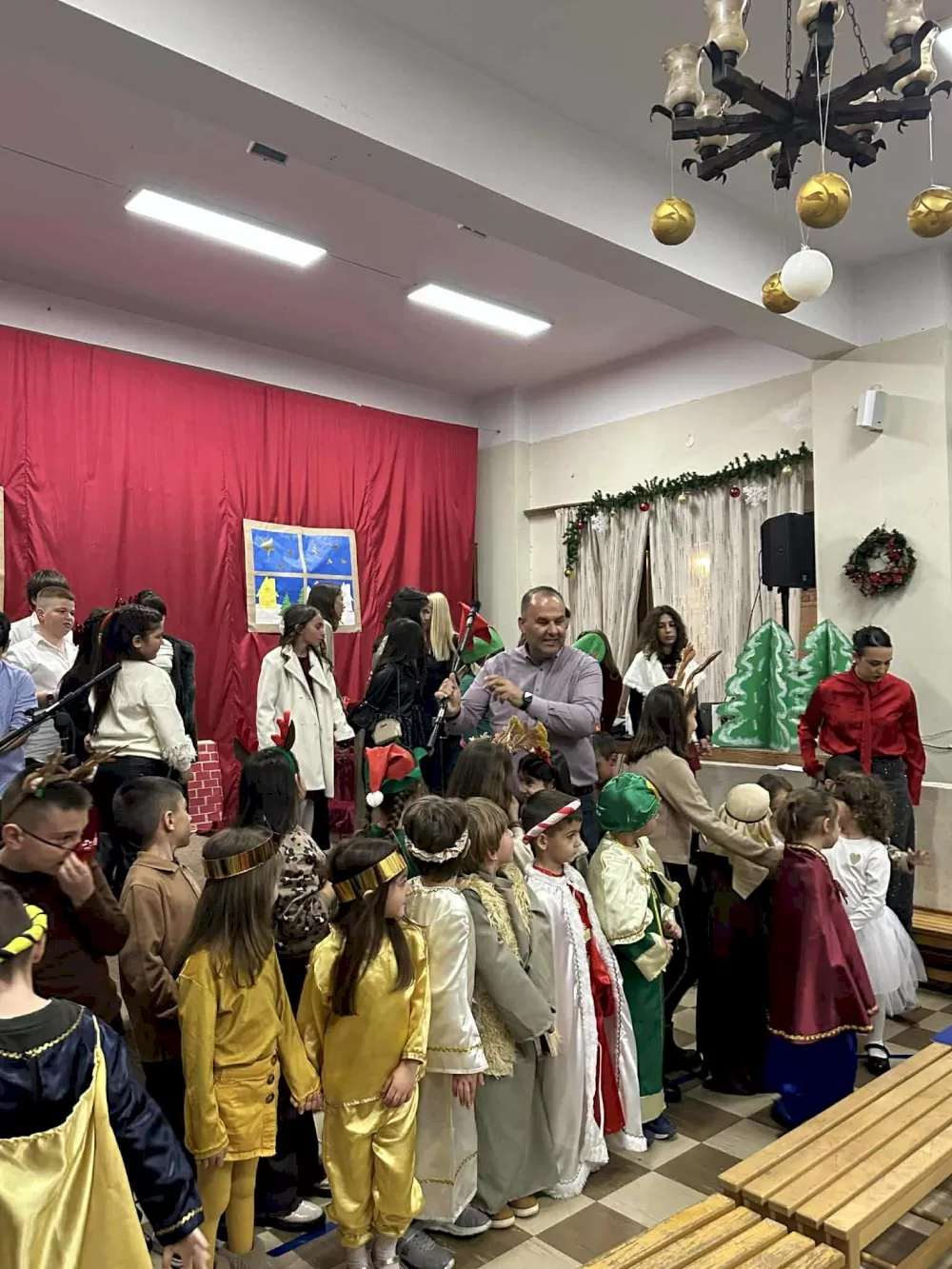 mia-megali-agkalia-ta-tropaia-sti-fotagogisi-tou-christougenniatikou-dentrou.-me-paidika-chamogela-i-scholiki-eorti-tou-nipiagogeiou-kai-dimotikou