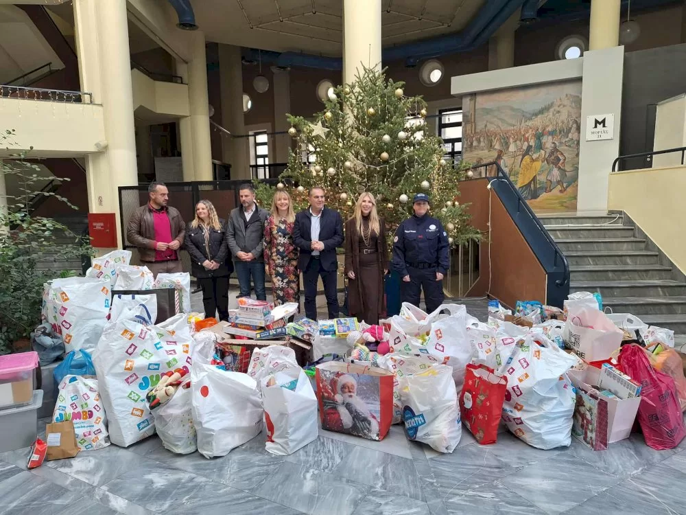 paradothikan-ta-paichnidia-apo-ti-christougenniatiki-drasi-ai-vasilis-apo-paidi-se-paidi