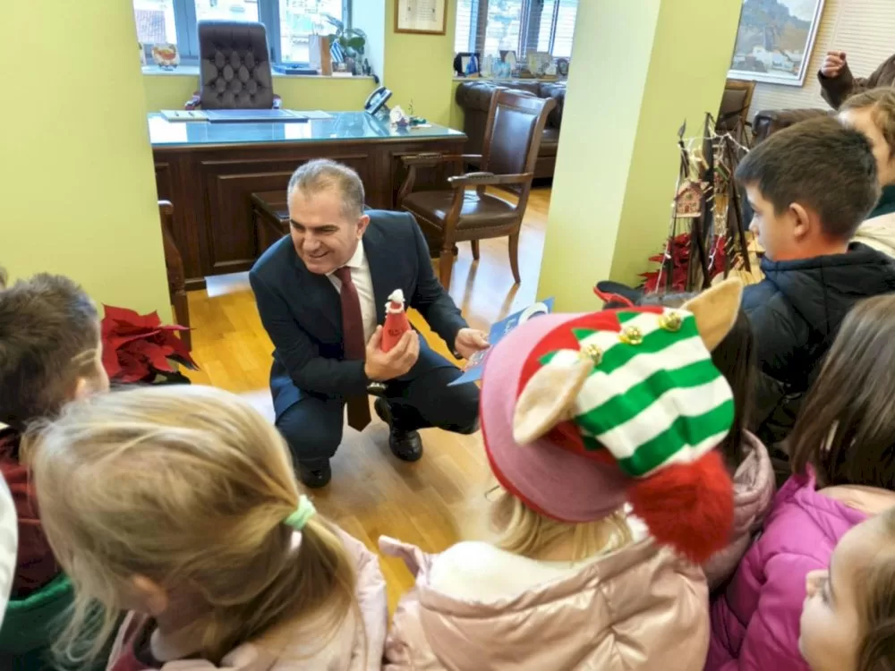 me-paidikes-fones-kai-chamogela-gemise-tin-paramoni-ton-christougennon-to-dimarcheio