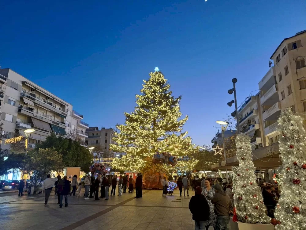 plithos-kosmou-ta-christougenna-stin-kalamata