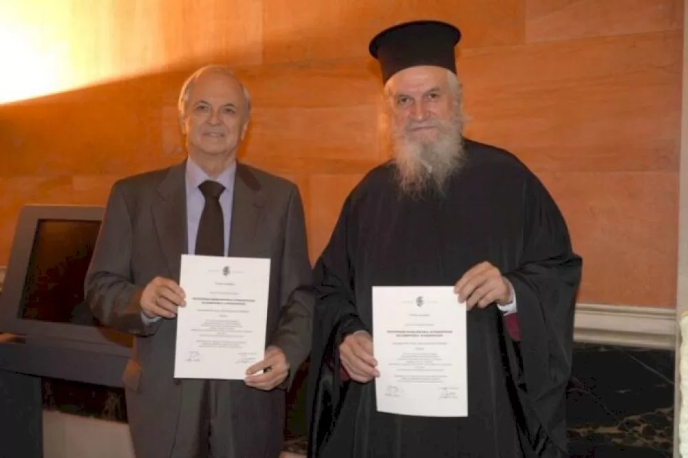 sygcharitirio-minyma-dimarchou-gortynias-efstathiou-kouli-ston-protopresvytero-christo-d-kyriakopoulo-kai-ton-mousikodidaskalo-dimitrio-kyr.-kyriakopoulo-gia-ti-spoudaia-diakrisi-tou-epeteiakou-tous-vivliou