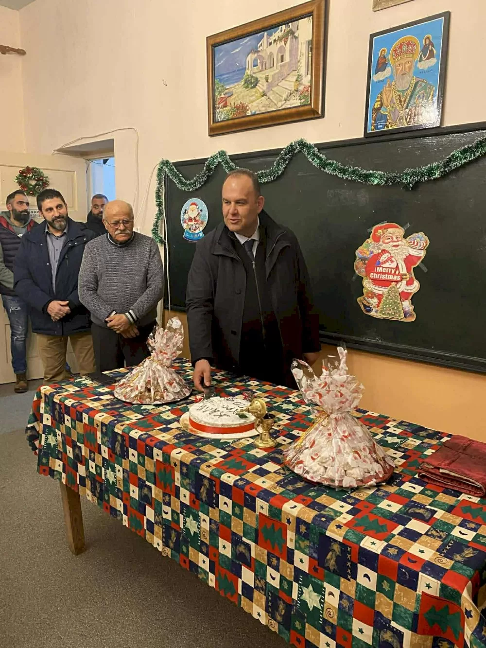 parousia-tou-dimarchou-gortynias,-efstathiou-kouli,-i-kopi-tis-protochroniatikis-pitas-tou-eksoraistikou-kai-ekpolitistikou-syllogou-vyzikiou