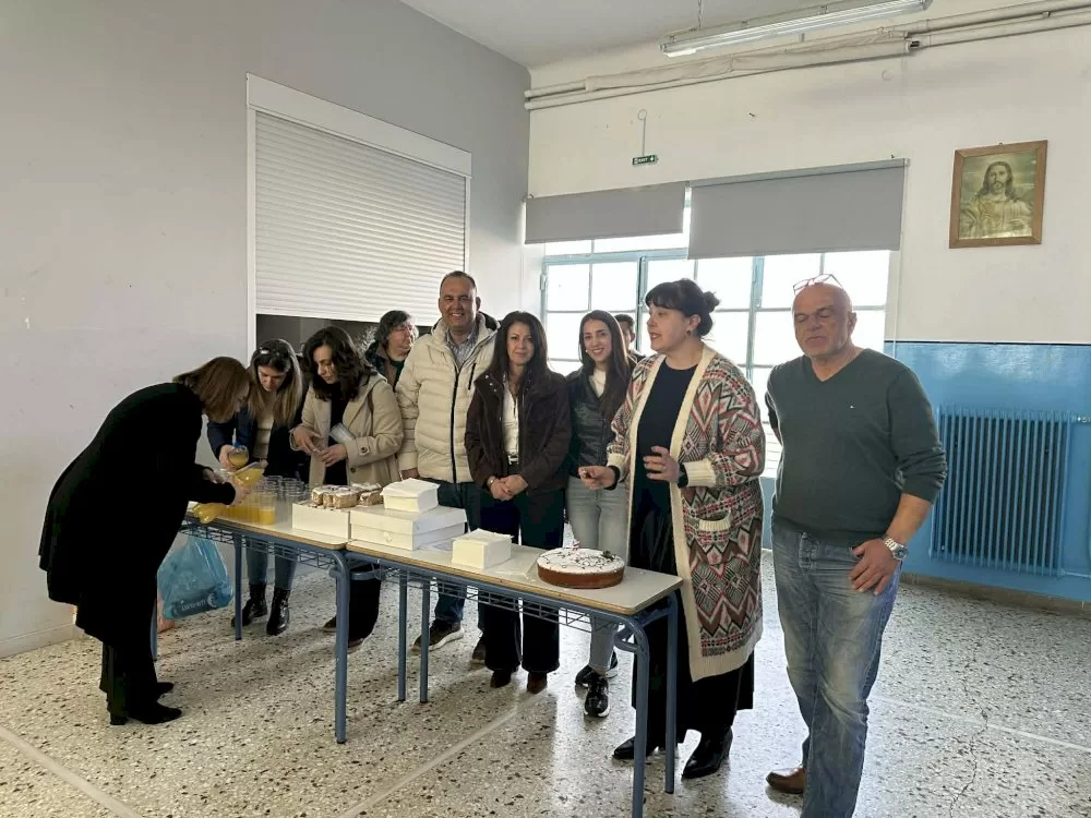 o-dimarchos-gortynias-kai-i-antidimarchos-paideias-stin-ekdilosi-gia-tin-kopi-tis-protochroniatikis-pitas-tou-syllogou-goneon-kai-kidemonon-tou-gymnasiou-kai-lykeiou-vytinas