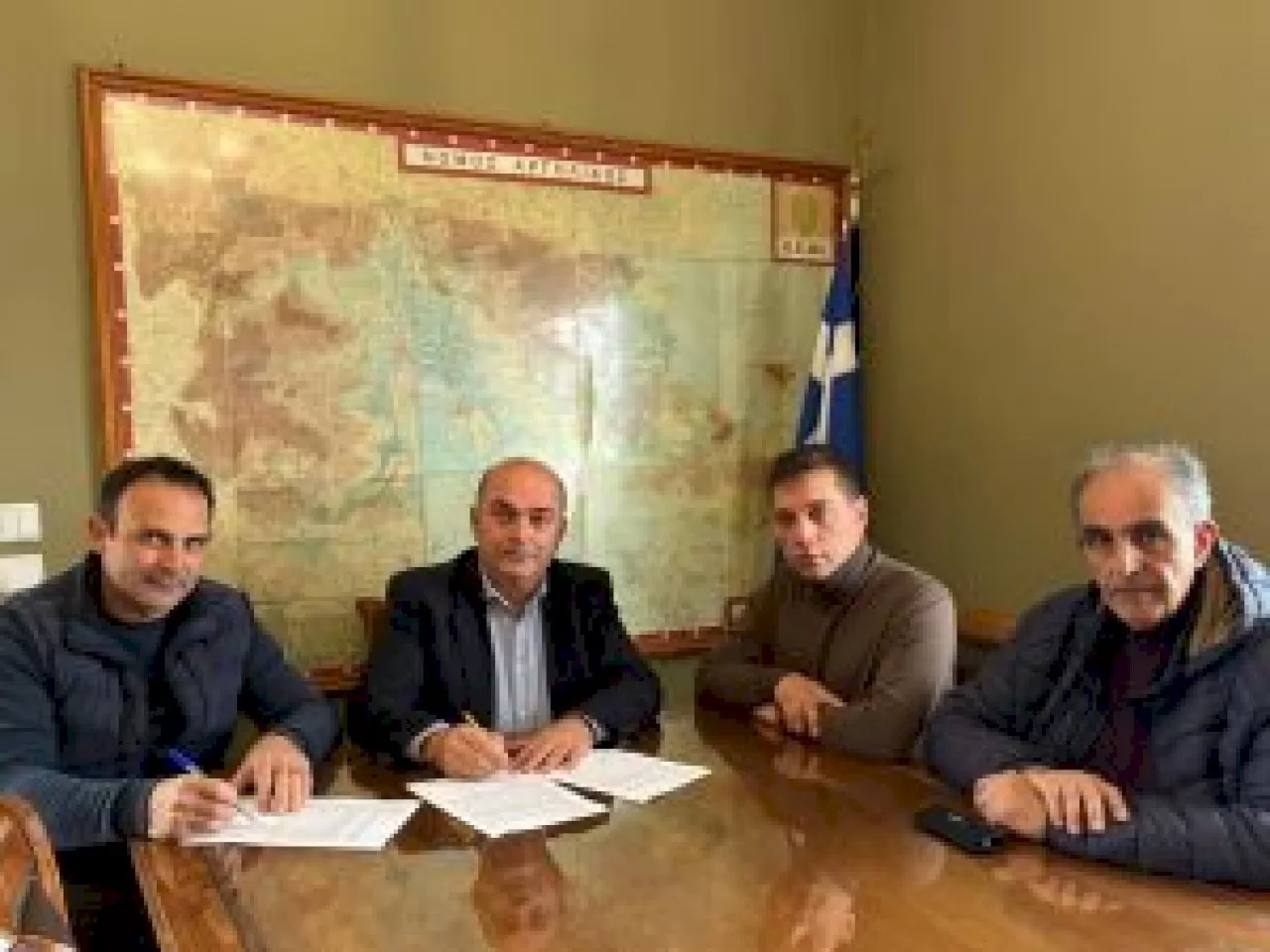 ypografi-symvaseon-gia-ilektrofotismo-odikou-diktyou-kai-apokatastasi-antlias-ston-anavalo-apo-tin-perifereia-peloponnisou