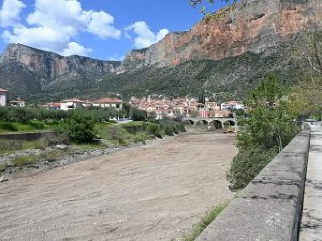 katharismos-dafnona-sto-leonidio-apo-tin-perifereia-peloponnisou