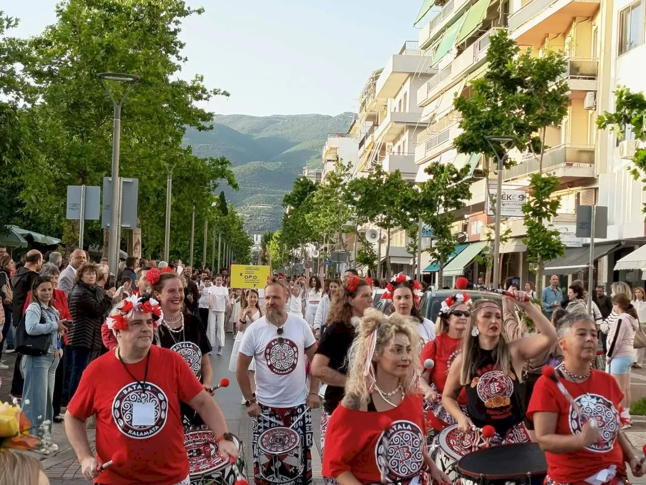 me-ti-louloudenia-parelasi-oloklirothike-i-13i-anthokomiki-tou-dimou-kalamatas