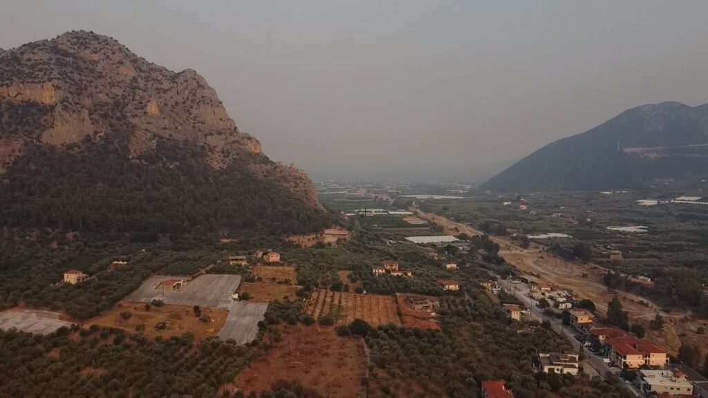 Μέχρι το Λεωνίδιο έφτασαν οι καπνοί από τη μεγάλη φωτιά στην Αργολίδα