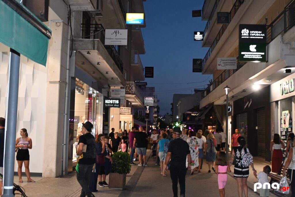Σε εξέλιξη η Λευκή Νύχτα στην Τρίπολη – Ζωντανό το κέντρο, συγκρατημένες οι αγορές μέχρι στιγμής