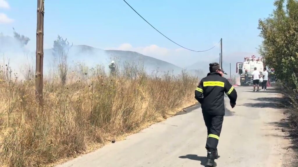 Φωτιά στην Τρίπολη ανάμεσα στη βιομηχανική περιοχή και στην 124 ΠΒΕ