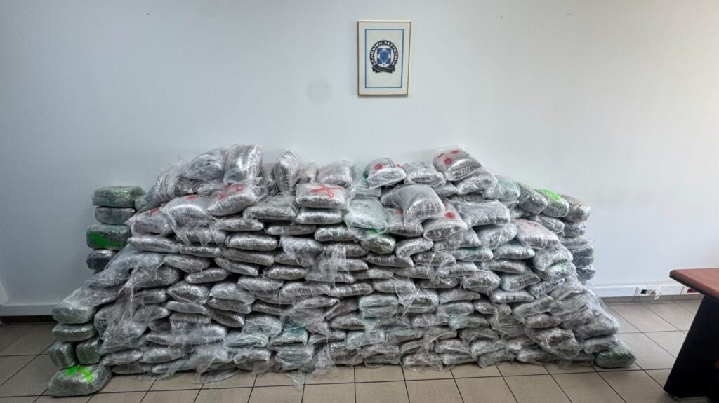 Εξαρθρώθηκε εγκληματική οργάνωση διεθνικού χαρακτήρα, τα μέλη της οποίας δραστηριοποιούνταν στη μεταφορά μεγάλων ποσοτήτων ακατέργαστης κάνναβης με φορτία χαρτιού ανακύκλωσης από την Αλβανία προς την Τουρκία μέσω της Ελλάδας